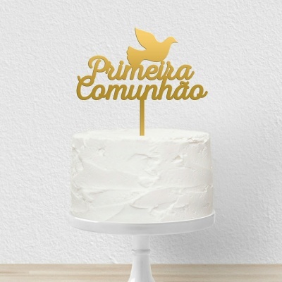 Bolo branco com topper dourado 'Primeira Comunhão' em forma de pomba