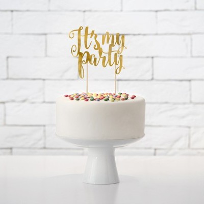 Bolo branco redondo com confeitos coloridos e topper dourado 'It's my party'