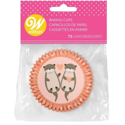 forminhas de papel para bolos cor salmão com ilustração de lontras e corações