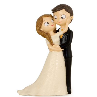 Figura decorativa de casal de noivos abraçados, vestido branco e fato preto em fundo branco