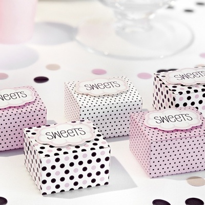 Cinco pequenas caixas de papel com padrão de bolinhas e etiquetas com a palavra SWEETS