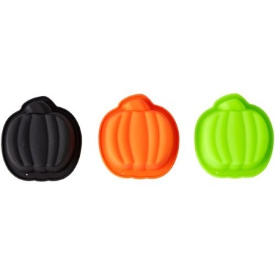 Três moldes de silicone em forma de abóbora de cores preto, laranja e verde