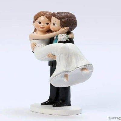 Figurine de noivo a segurar noiva de vestido branco
