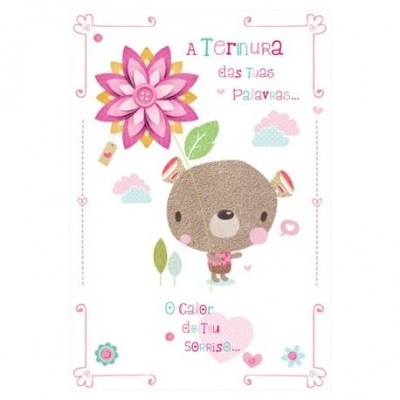 Desenho infantil com ursinho e flor rosa, texto em português