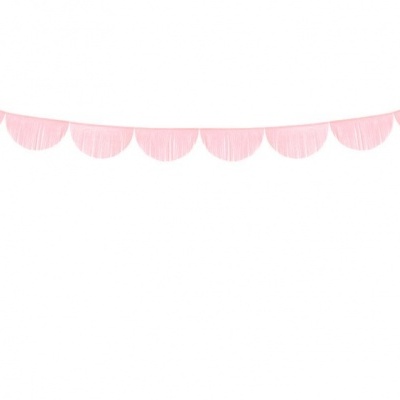 Guirlanda rosa com franjas em semicírculos pendurada numa corda rosa