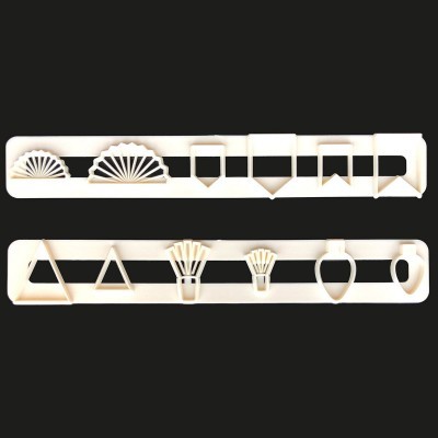 Dois moldes plásticos brancos para decorar bolos com várias formas.