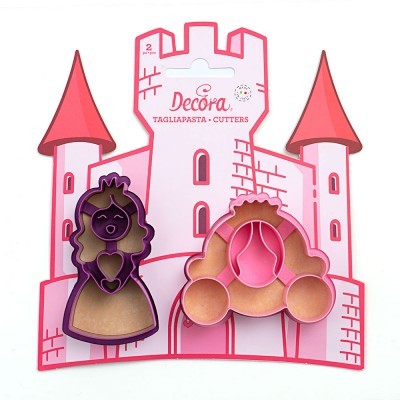 Moldes para cortar massa em plástico em forma de princesa e coroa, embalados em cartão com desenho de castelo