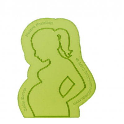 Molde de silicone verde com silhueta de mulher grávida e texto em relevo