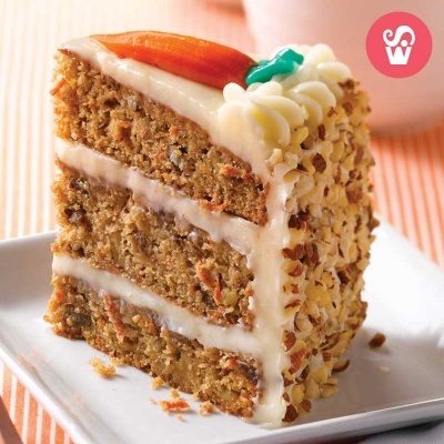 Fatias de bolo de cenoura com nozes e creme branco