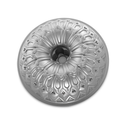 Forma de bolo redonda em metal cinzento com padrão decorativo