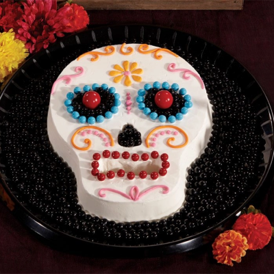 Bolo decorado em forma de caveira colorida