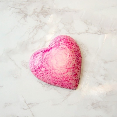 Coração rosa decorativo ou doce sobre superfície tipo mármore