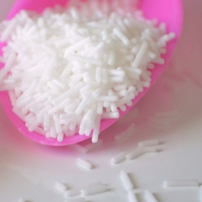 Pitada rosa com granulados brancos pequenos dentro