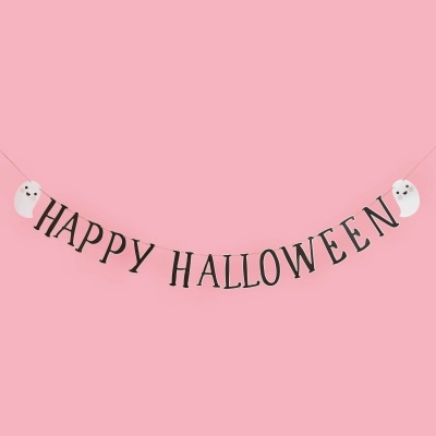 Guirlanda decorativa preta HAPPY HALLOWEEN com fantasmas brancos num fundo cor-de-rosa
