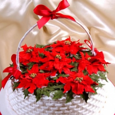 Cesta branca com flores vermelhas artificiais e laço vermelho