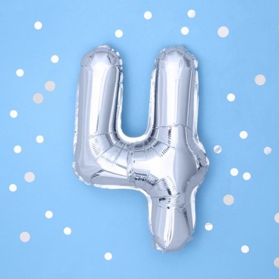 Balão número 4 prateado com confetes sobre fundo azul