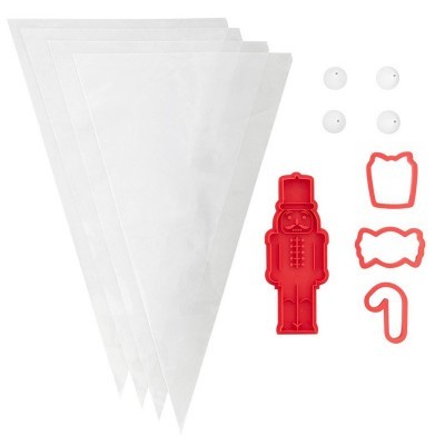 Utensílios de cozinha com sacos de confeitar brancos, orifícios brancos e moldes vermelhos para confeitaria em fundo branco