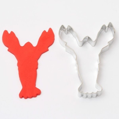 Cortador de bolachas e bolacha vermelha em formato de lagosta