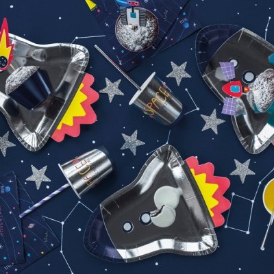 Chapéus de festa de papel em forma de foguete com copos e decoração espacial