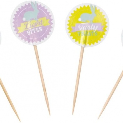 Palitos decorativos com etiquetas redondas e texto em inglês, com ilustrações de coelhos