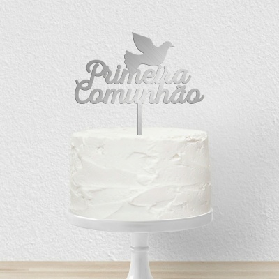 Bolo decorado com topo de bolo metálico prateado 'Primeira Comunhão' e pomba sobre suporte branco