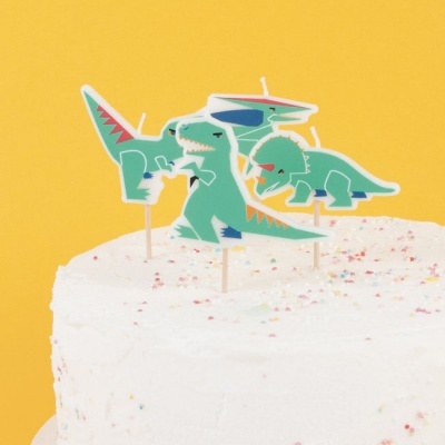 Bolo branco com toppers de dinossauros em papel