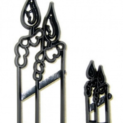 Suportes de parede metálicos pretos em forma de velas acesas