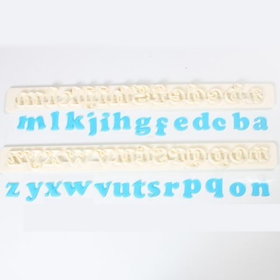 moldes de silicone para letras do alfabeto com letras azuis em fundo branco