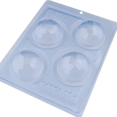 Forma de plástico transparente com quatro cavidades hemisféricas para moldar