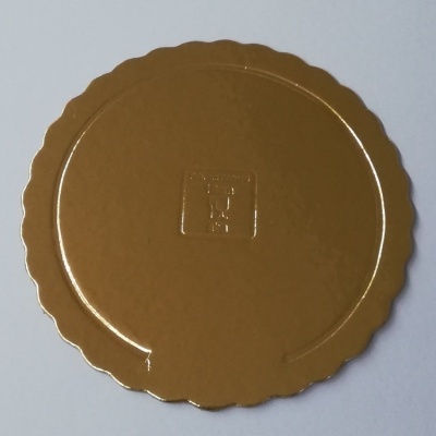 Suporte redondo dourado com borda ondulada e selo central