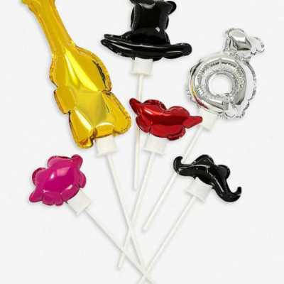 Conjunto de balões metálicos coloridos em hastes brancas sobre fundo branco