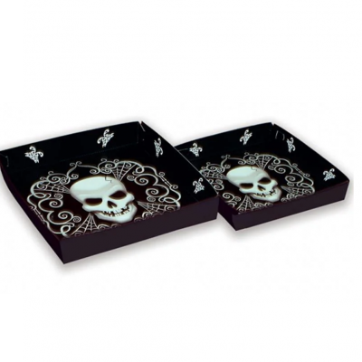 Caixas quadradas negras com desenho de caveira branca e padrões decorativos