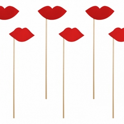 Seis sticks com lábios vermelhos em fundo branco