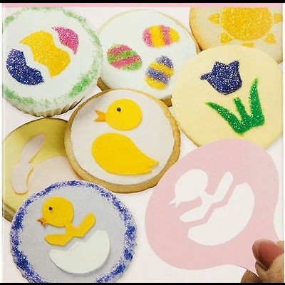 Bolachas decoradas com pintainho, ovos de páscoa e flores, etiqueta rosa com desenho de feto branco