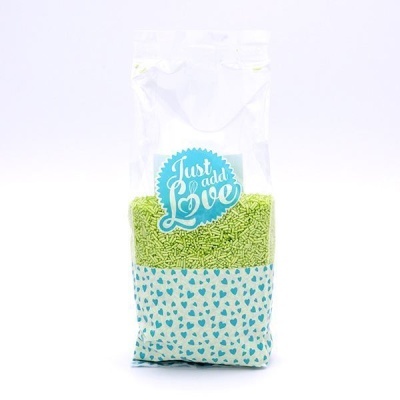 Saco transparente com grânulos verdes e saco de tecido azul claro com corações azuis e etiqueta 'Just add Love'