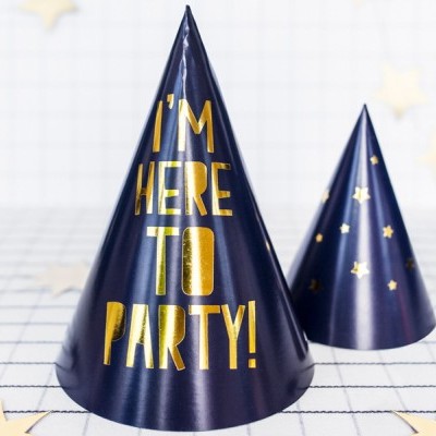 Dois chapéus de festa cónicos azuis escuros com texto dourado e estrelas
