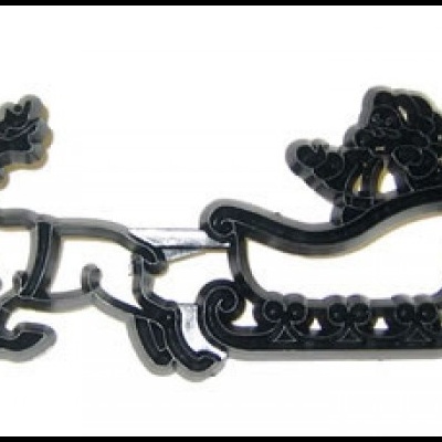 Adereço decorativo preto em forma de trenó com rena em fundo branco