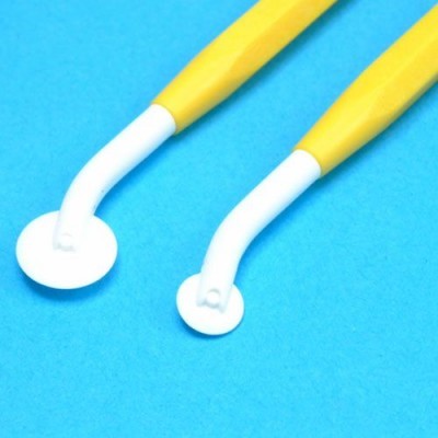 Dois instrumentos com cabos amarelos e pontas brancas curvas em fundo azul