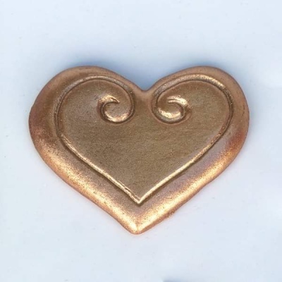 Coração dourado com relevo sobre fundo branco