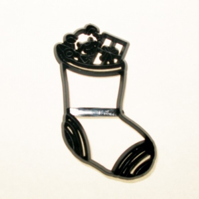 Pin meia de Natal preta e branca com presentes e ursinho no topo