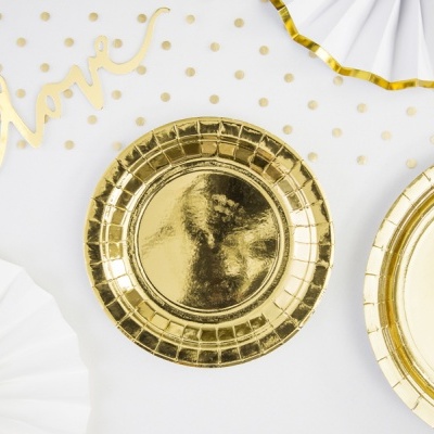 Pratos dourados descartáveis com decoração branca de papel e confetes dourados
