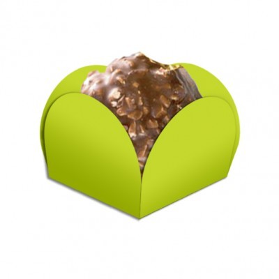 Doce coberto de chocolate em embalagem verde
