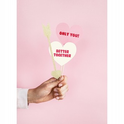 Prendedores decorativos em forma de coração e flecha com textos