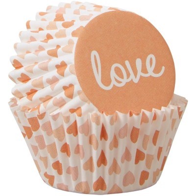 Forminhas para cupcakes com padrão de corações e texto love.