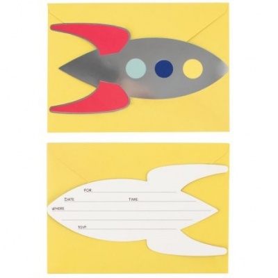 Dois envelopes amarelos em forma de foguete com detalhes coloridos e áreas para escrita.