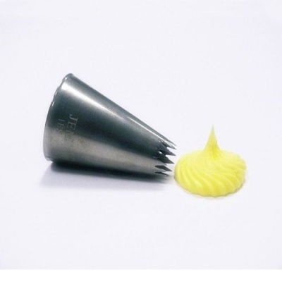 Bico de pasteleiro metálico com creme amarelo ondulado