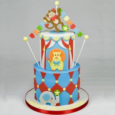 Bolo decorativo azul e vermelho com figuras de animais