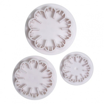 Conjunto de três cortadores de massa redondos e brancos com bordas dentadas