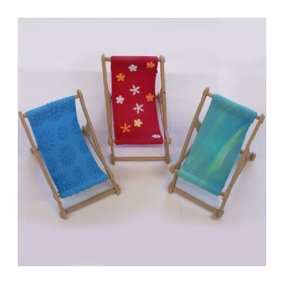Três mini espreguiçadeiras de madeira com tecido colorido em fundo branco