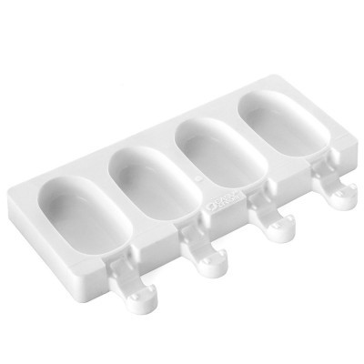 Moldes de silicone brancos para gelados com quatro cavidades ovais e suportes para pauzinhos